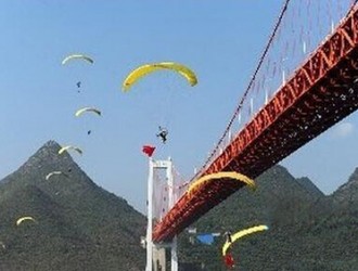 他不仅来中国跳伞 还给山区小孩买糖果